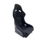 Seient cub de color negre